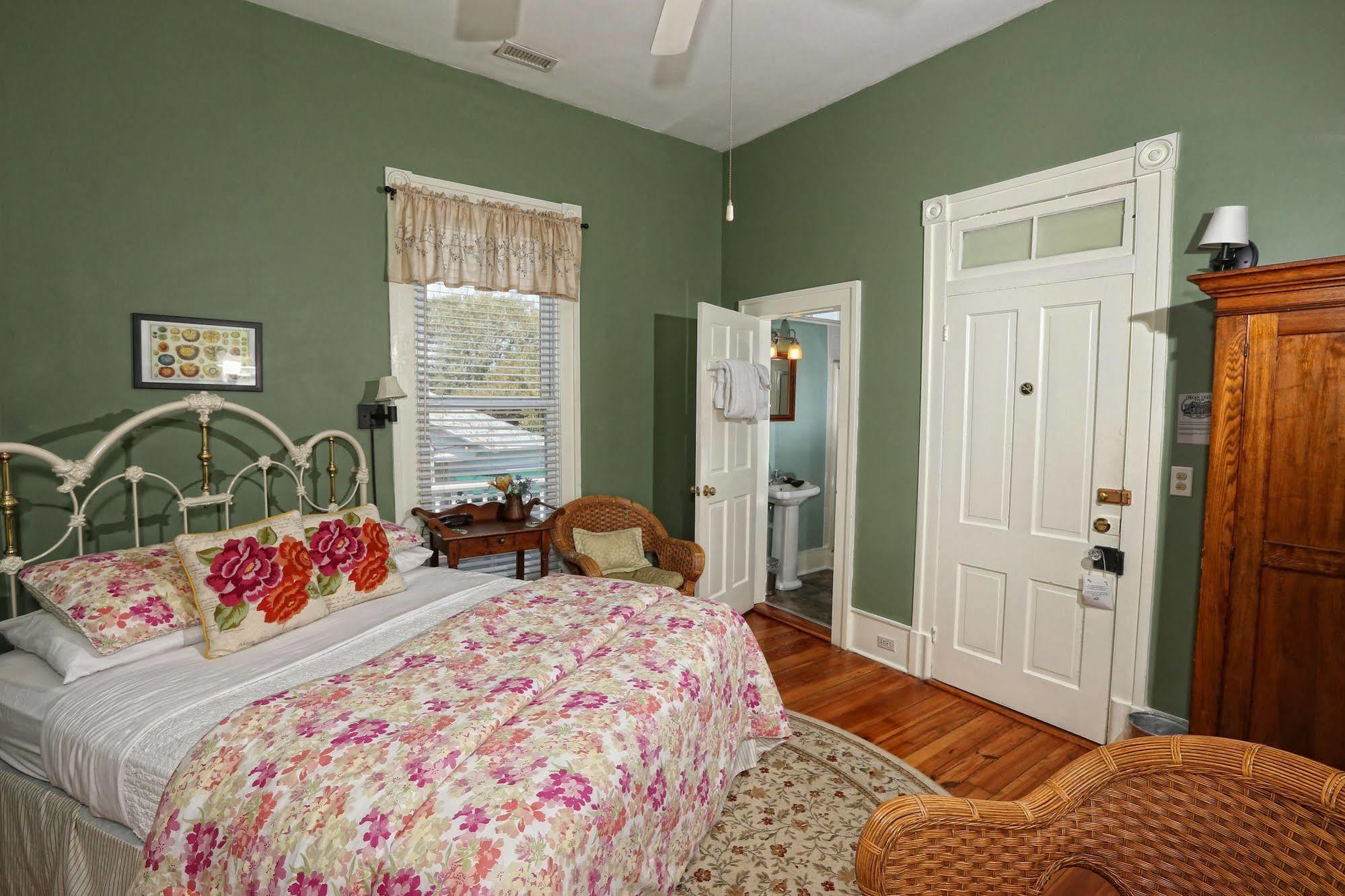 Pecan Tree Inn Beaufort Bagian luar foto